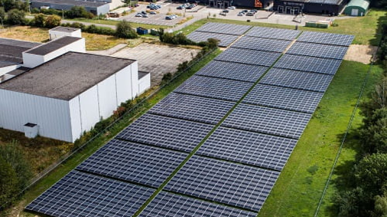 Combinatieproject dak- en grondgebonden PV-installatie bij Emma Safety Footwear